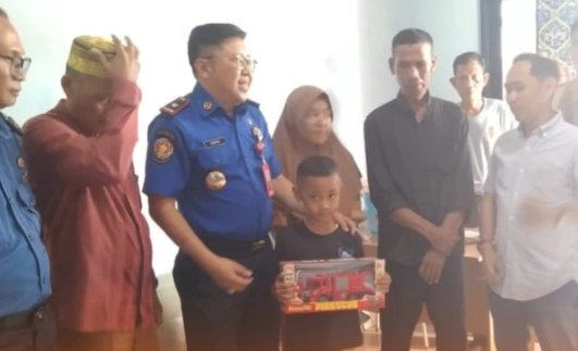 Rafa Bocah yang mengidap penyakit Kanker Darah itu terlihat senang selain diajak berkeliling menaiki mobil Damkar juga menerima hadiah mobil mainan Damkar