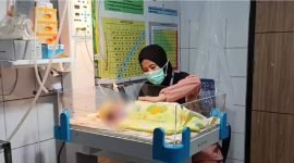 Kini bayi yang ditemukan disemak-semak itu dirawat tim medis Puskesmas Sukamulya Kabupaten Tangerang (foto ; beritasatu.com)