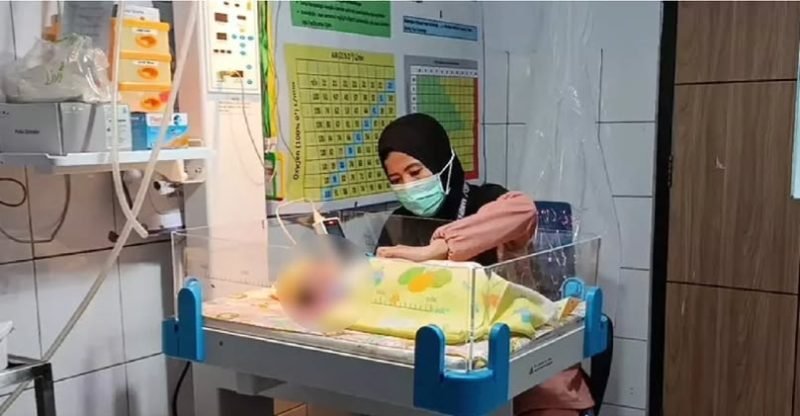 Kini bayi yang ditemukan disemak-semak itu dirawat tim medis Puskesmas Sukamulya Kabupaten Tangerang (foto ; beritasatu.com)