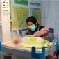 Kini bayi yang ditemukan disemak-semak itu dirawat tim medis Puskesmas Sukamulya Kabupaten Tangerang (foto ; beritasatu.com)