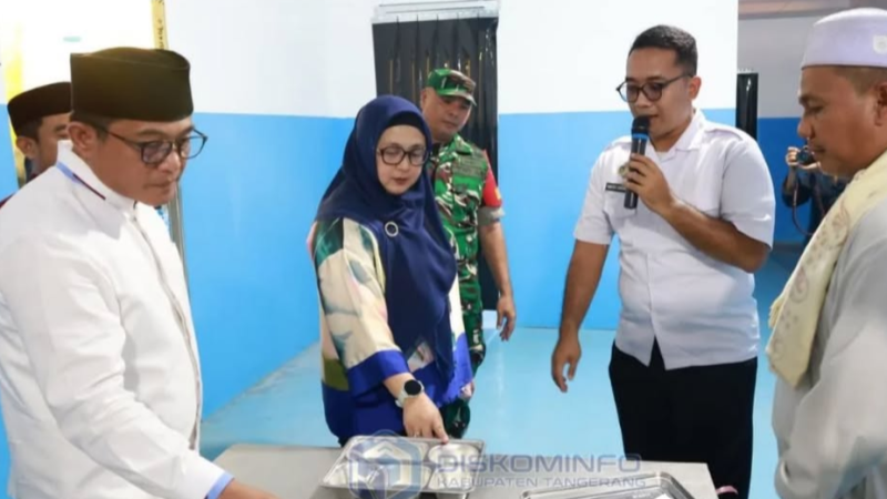 Wakil Bupati Tangerang Intan Nurul Hikmah bersama Kepala Kemenag Kabupaten Tangerang A Baijuri meresmikan Dapur SPPG BGN Yayasan Al Badar Balaraja 