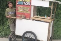 Agus Pedagang Mie Ayam Keliling saat berjualan dengan gerobaknya yang sempat tertabrak motor beberapa waktu lalu