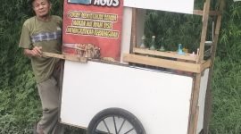 Agus Pedagang Mie Ayam Keliling saat berjualan dengan gerobaknya yang sempat tertabrak motor beberapa waktu lalu