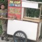 Agus Pedagang Mie Ayam Keliling saat berjualan dengan gerobaknya yang sempat tertabrak motor beberapa waktu lalu