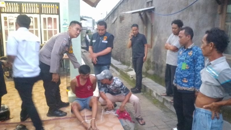 Warga Kampung Bungaok Desa Caringin Kecamatan Legok berhasil mengamankan EJ (36 tahun) suami yang tega menganiaya istrinya bahkan ibu Kandung dan Pamannya juga jadi korban (foto lucky F)