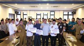 Berpose bersama usai penyerahan simbolis Sanitren oleh Bupati Tangerang Maesyal Rasyid 