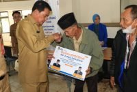 Bupati Maesyal Rasyid saat menjabat Sekda Kabupaten Tangerang menyerahkan simbolis Bantuan Sosial Tunai (BST) Lansia di Kitri Bakti Curug Tahun 2024 lalu