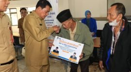 Bupati Maesyal Rasyid saat menjabat Sekda Kabupaten Tangerang menyerahkan simbolis Bantuan Sosial Tunai (BST) Lansia di Kitri Bakti Curug Tahun 2024 lalu