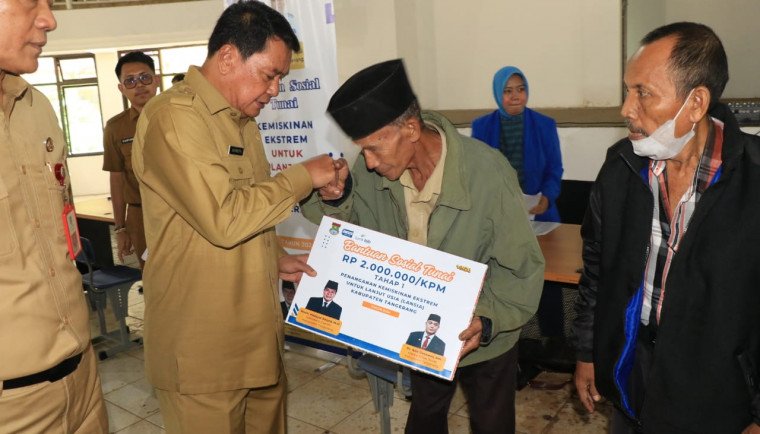 Bupati Maesyal Rasyid saat menjabat Sekda Kabupaten Tangerang menyerahkan simbolis Bantuan Sosial Tunai (BST) Lansia di Kitri Bakti Curug Tahun 2024 lalu