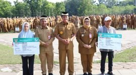Warga penerima BPJS PBI berpose bersama Bupati Tangerang dan Wakil Bupati Tangerang usai Launching Program MMR Gemilang Dinas Kesehatan Kabupaten Tangerang 