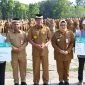 Warga penerima BPJS PBI berpose bersama Bupati Tangerang dan Wakil Bupati Tangerang usai Launching Program MMR Gemilang Dinas Kesehatan Kabupaten Tangerang 