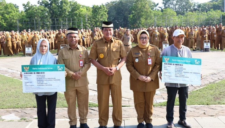 Warga penerima BPJS PBI berpose bersama Bupati Tangerang dan Wakil Bupati Tangerang usai Launching Program MMR Gemilang Dinas Kesehatan Kabupaten Tangerang 