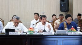 Bupati Tangerang Maesyal Rasyid saat Rakor pemaparan penanganan masalah sampah di Kantor Gubernur Banten 