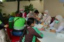 Pengemudi Ojol sedang periksa kesehatan di Puskesmas Cisauk 