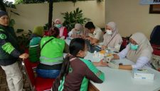 Pengemudi Ojol sedang periksa kesehatan di Puskesmas Cisauk 