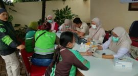 Pengemudi Ojol sedang periksa kesehatan di Puskesmas Cisauk 