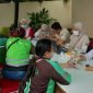 Pengemudi Ojol sedang periksa kesehatan di Puskesmas Cisauk 