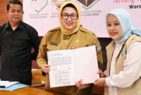 Wakil Bupati Intan Nurul Hikmah menunjukan lembar fakta integritas dukungannya terhadap penyelarasan Perda Nomor 7 Tahun 2028 terhadap UU TPKS