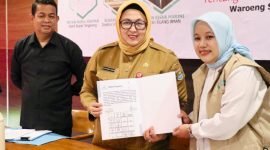 Wakil Bupati Intan Nurul Hikmah menunjukan lembar fakta integritas dukungannya terhadap penyelarasan Perda Nomor 7 Tahun 2028 terhadap UU TPKS 