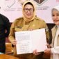 Wakil Bupati Intan Nurul Hikmah menunjukan lembar fakta integritas dukungannya terhadap penyelarasan Perda Nomor 7 Tahun 2028 terhadap UU TPKS 