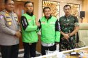 Bupati Maesyal Rasyid mengenakan Jaket Ojol menerima audiensi perwakilan Pengemudi Ojol Kabupaten Tangerang di Ruang Solear Kantor Bupati di Tigaraksa, Senin (8/9/2025)