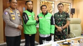 Bupati Maesyal Rasyid mengenakan Jaket Ojol menerima audiensi perwakilan Pengemudi Ojol Kabupaten Tangerang di Ruang Solear Kantor Bupati di Tigaraksa, Senin (8/9/2025)