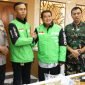 Bupati Maesyal Rasyid mengenakan Jaket Ojol menerima audiensi perwakilan Pengemudi Ojol Kabupaten Tangerang di Ruang Solear Kantor Bupati di Tigaraksa, Senin (8/9/2025)
