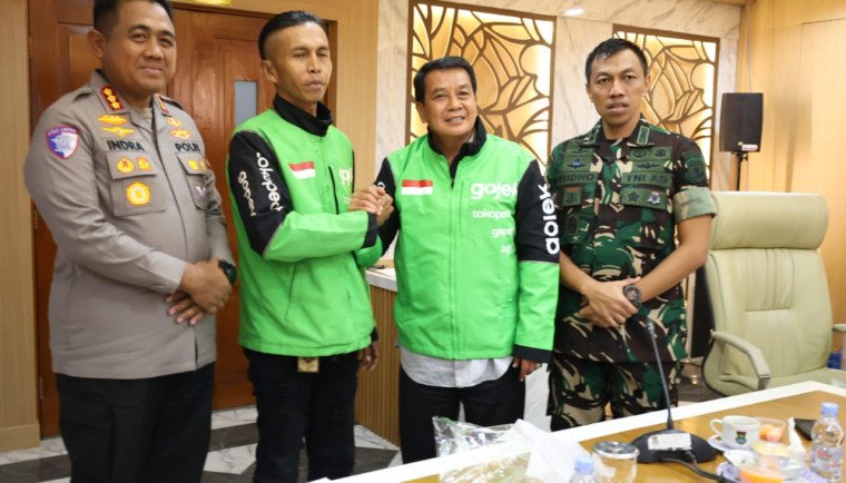 Bupati Maesyal Rasyid mengenakan Jaket Ojol menerima audiensi perwakilan Pengemudi Ojol Kabupaten Tangerang di Ruang Solear Kantor Bupati di Tigaraksa, Senin (8/9/2025)