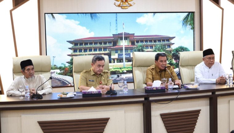 Bupati Tangerang Maesyal Rasyid bersama Sekda Soma Atmaja adakan pertemuan dengan ulama termasuk dengan Ketua MUI Kabupaten Tangerang KH Uwes Nawawi