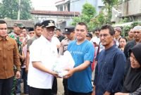Gubernur Banten dalam kunjungannya menyerahkan bantuan Sembako kepada warga Perumahan Permata 2 Kecamatan Balaraja terdampak banjir