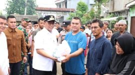Gubernur Banten dalam kunjungannya menyerahkan bantuan Sembako kepada warga Perumahan Permata 2 Kecamatan Balaraja terdampak banjir