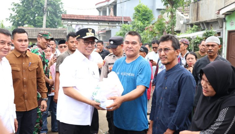 Gubernur Banten dalam kunjungannya menyerahkan bantuan Sembako kepada warga Perumahan Permata 2 Kecamatan Balaraja terdampak banjir