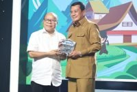 Bupati Tangerang Maesyal Rasyid saat menerima plakat penghargaan Kabupaten Tangerang Inspiratif Swasembada Pangan Mitra Adhyaksa 2025