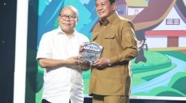 Bupati Tangerang Maesyal Rasyid saat menerima plakat penghargaan Kabupaten Tangerang Inspiratif Swasembada Pangan Mitra Adhyaksa 2025 