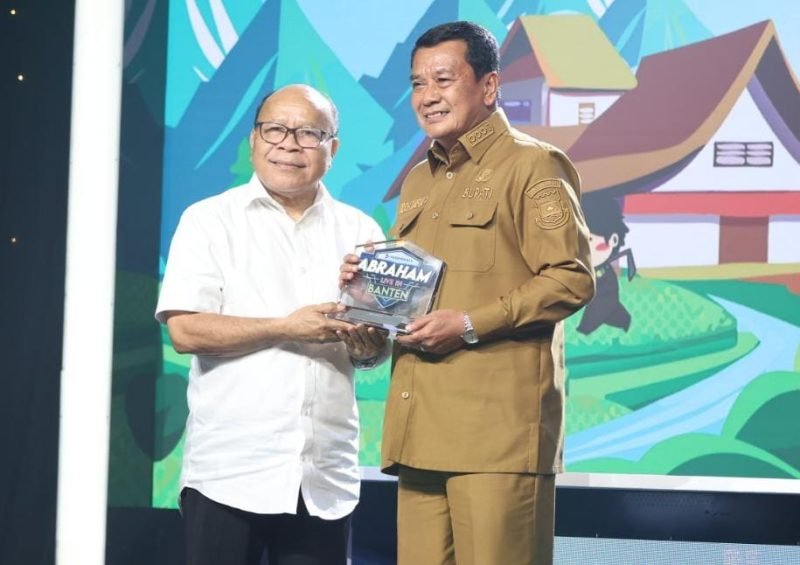 Bupati Tangerang Maesyal Rasyid saat menerima plakat penghargaan Kabupaten Tangerang Inspiratif Swasembada Pangan Mitra Adhyaksa 2025 