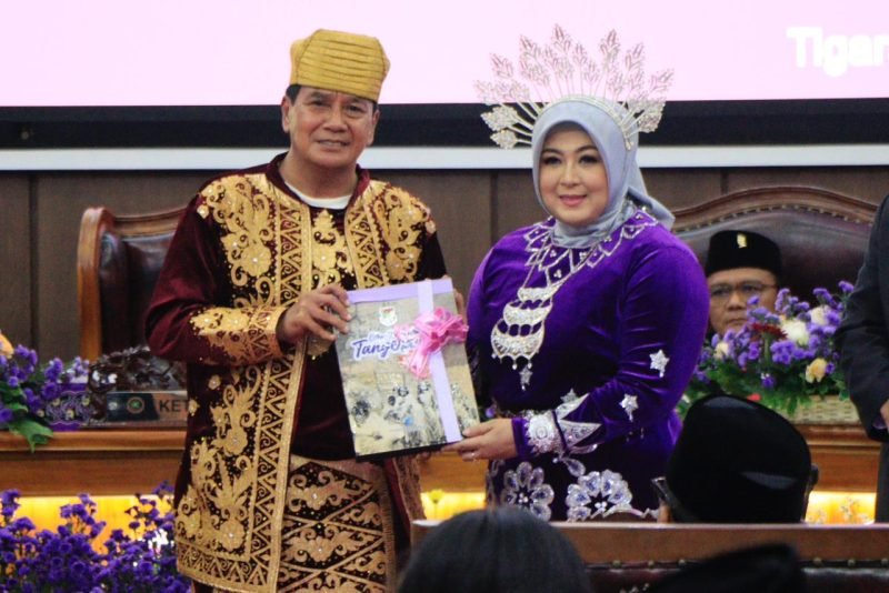 Bupati Tangerang Moch Maesyal Rasyid bersama Wakil Bupati Tangerang Intan Nurul Hikmah 