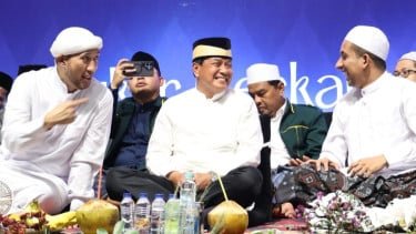 Bupati Tangerang diapit dua Habib dalam acara Tangerang Bersyukur dalam Perayaan HUT 393 Kabupaten Tangerang 