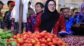 Wakil Bupati Tangerang Intan Nurul Hikmah saat monitoring ke para pedagang di Pasar Gudang Tigaraksa 