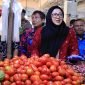 Wakil Bupati Tangerang Intan Nurul Hikmah saat monitoring ke para pedagang di Pasar Gudang Tigaraksa 