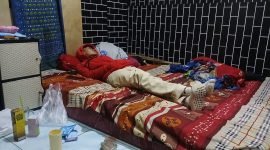 Ruyani (23 tahun) Pemuda asal Desa Cirarab Kecamatan Legok istirahat usai berobat di Klinik setelah sebelumnya diduga mendapat penolakan berobat di 2 Puskesmas di Kabupaten Tangerang 