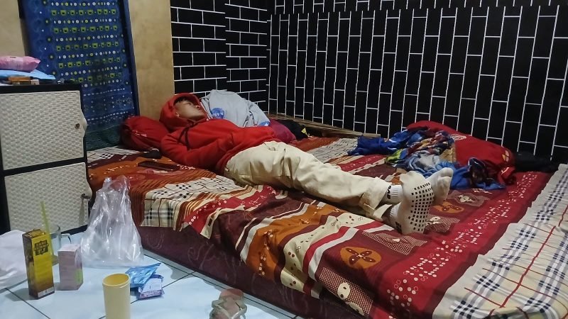 Ruyani (23 tahun) Pemuda asal Desa Cirarab Kecamatan Legok istirahat usai berobat di Klinik setelah sebelumnya diduga mendapat penolakan berobat di 2 Puskesmas di Kabupaten Tangerang 