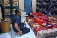 Camat Legok Muhamad Yusuf Farurroji saat mengunjungi Ruyani yang terbaring sakit dan sempat ditolak berobat di 2 Puskesmas