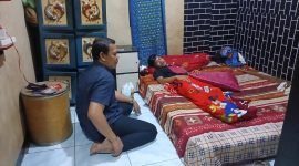 Camat Legok Muhamad Yusuf Farurroji saat mengunjungi Ruyani yang terbaring sakit dan sempat ditolak berobat di 2 Puskesmas