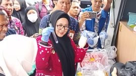 Wabup Tangerang saat melakukan uji lab terhadap sejumlah bahan makanan yang ada di Pasar Gudang Tigaraksa 