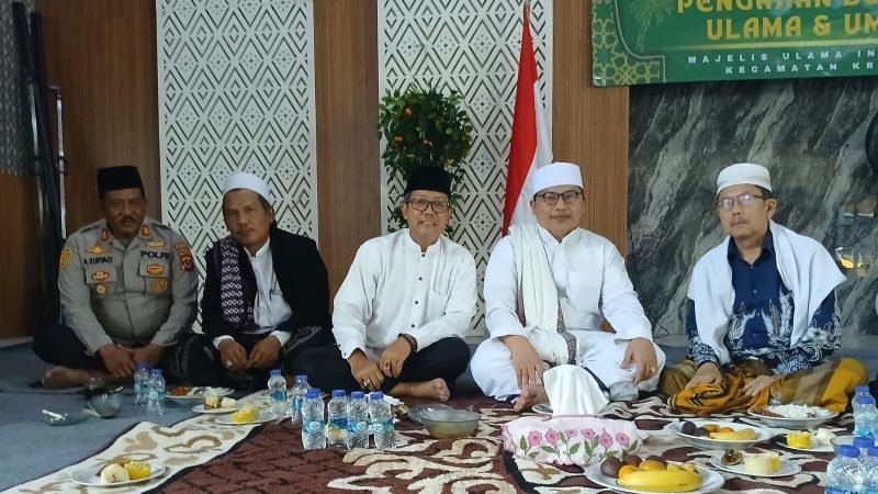 Kiyai Imaddudin Ustman al-Bantani berpose bareng usai acara Pengajian Ulama Umaro Kecamatan Kresek 