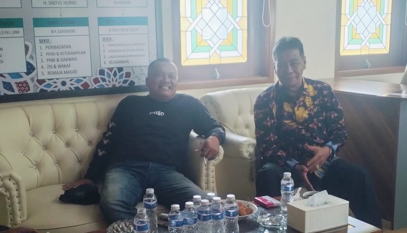 H Hariri Sekretaris LPTQ Kabupaten Tangerang (baju batik)