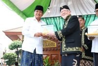 Gubernur Banten Andra Soni dan Bupati Tangerang Maesyal Rasyid menerima cinderamata miniatur mahkota Raja sunda
