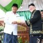 Gubernur Banten Andra Soni dan Bupati Tangerang Maesyal Rasyid menerima cinderamata miniatur mahkota Raja sunda 