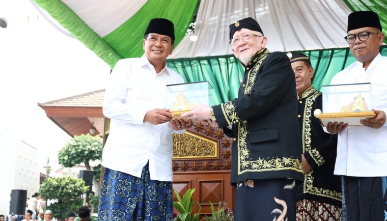 Gubernur Banten Andra Soni dan Bupati Tangerang Maesyal Rasyid menerima cinderamata miniatur mahkota Raja sunda 