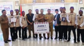 Para juara Kelompencapir Nelayan berpose bersama Bupati Tangerang Moch Maesyal Rasyid 